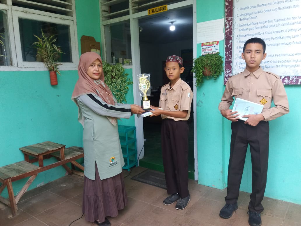 Penyerahan Hadiah Untuk Para Pemenang Lomba oleh Ibuk Hj. Nurlaili, M.Pd Selaku Kepala Madrasahe